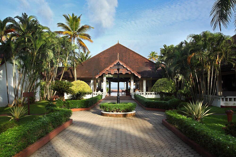 Отель Abad Whispering Palms Кумараком Экстерьер фото
