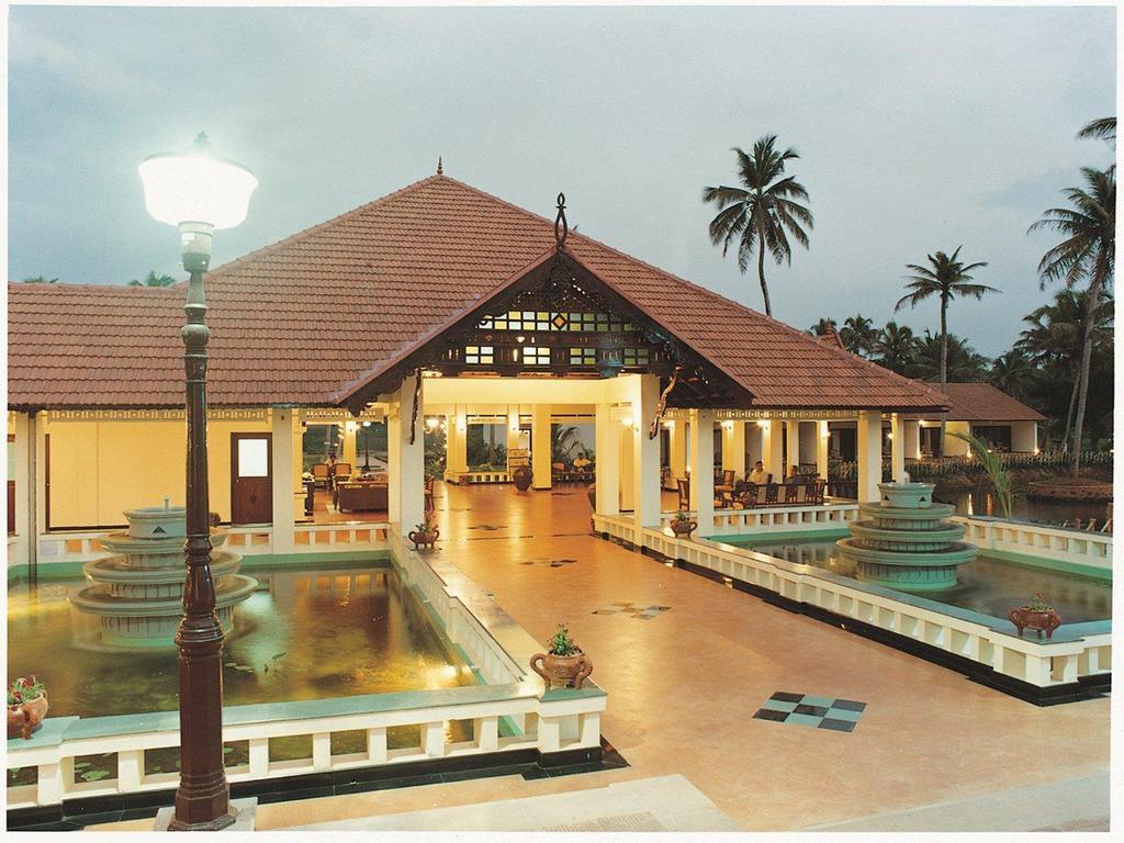 Отель Abad Whispering Palms Кумараком Экстерьер фото